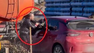 Резил в София: Шофьор раздава правосъдие с юмруци и ритници ВИДЕО