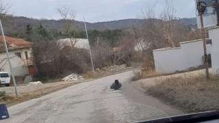 Шофьори се чудят и маят що за возило използва този мъж край Варненско ВИДЕО
