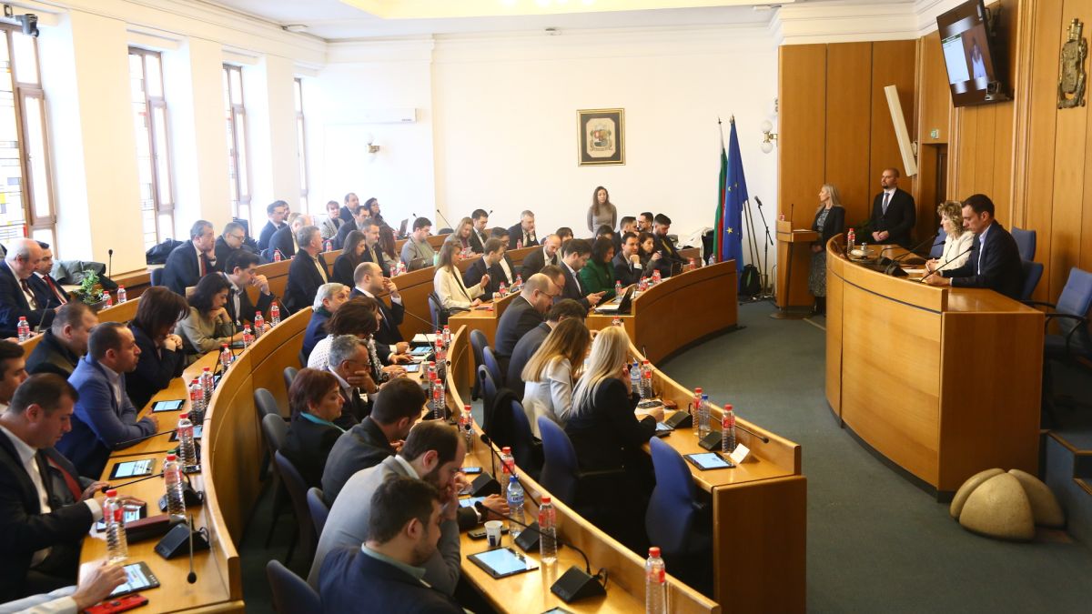 Жесток скандал разтърси СОС, общинари напуснаха залата заради... ВИДЕО