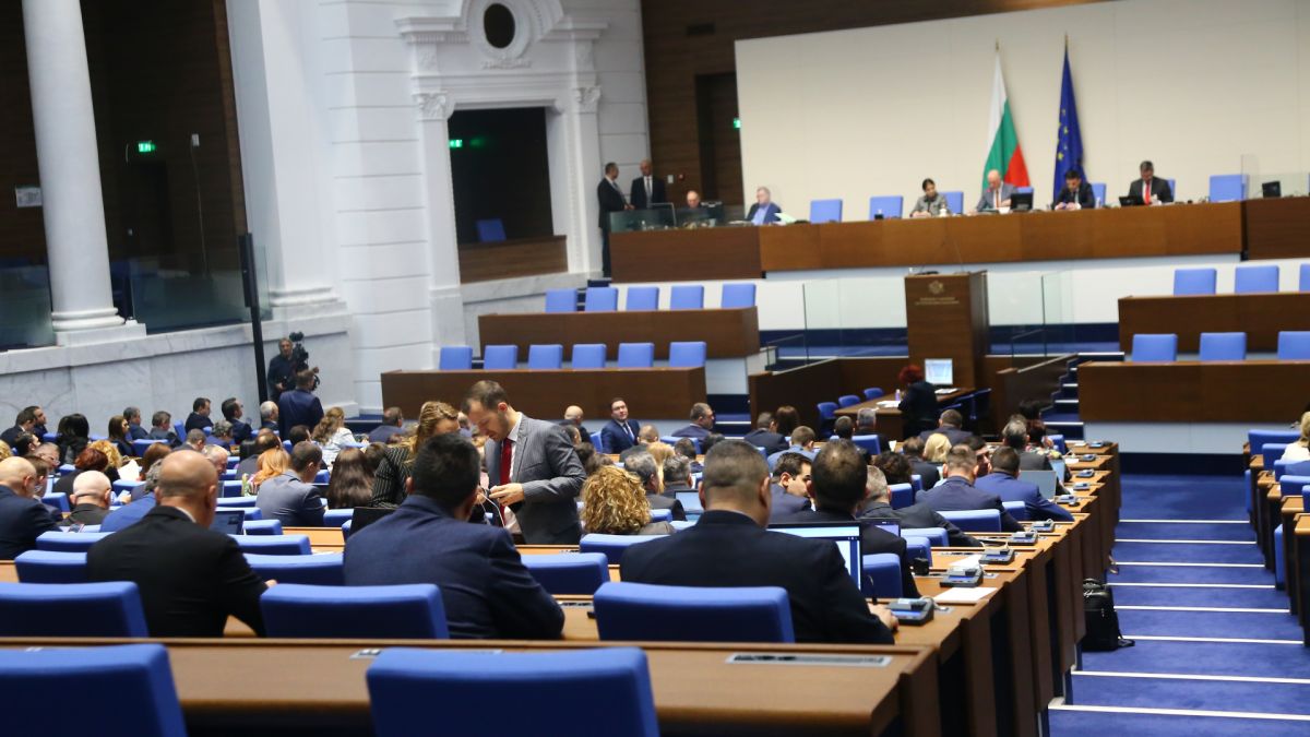 Депутатите с ключов ход, тийнейджърите реват 