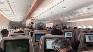 Красива блондинка се качи на самолета за Лондон, а когато пилотът дойде...