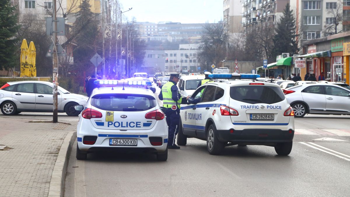 Шокираща гледка в София: Труп лежи на пътя, колите го подминават СНИМКА 18+