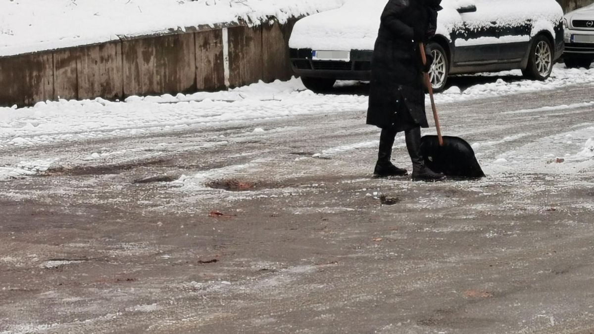 Обработват улици и булеварди в София срещу заледяване 