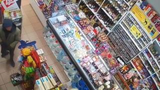 Мъж влезе в магазин в Хасково и стана за резил ВИДЕО