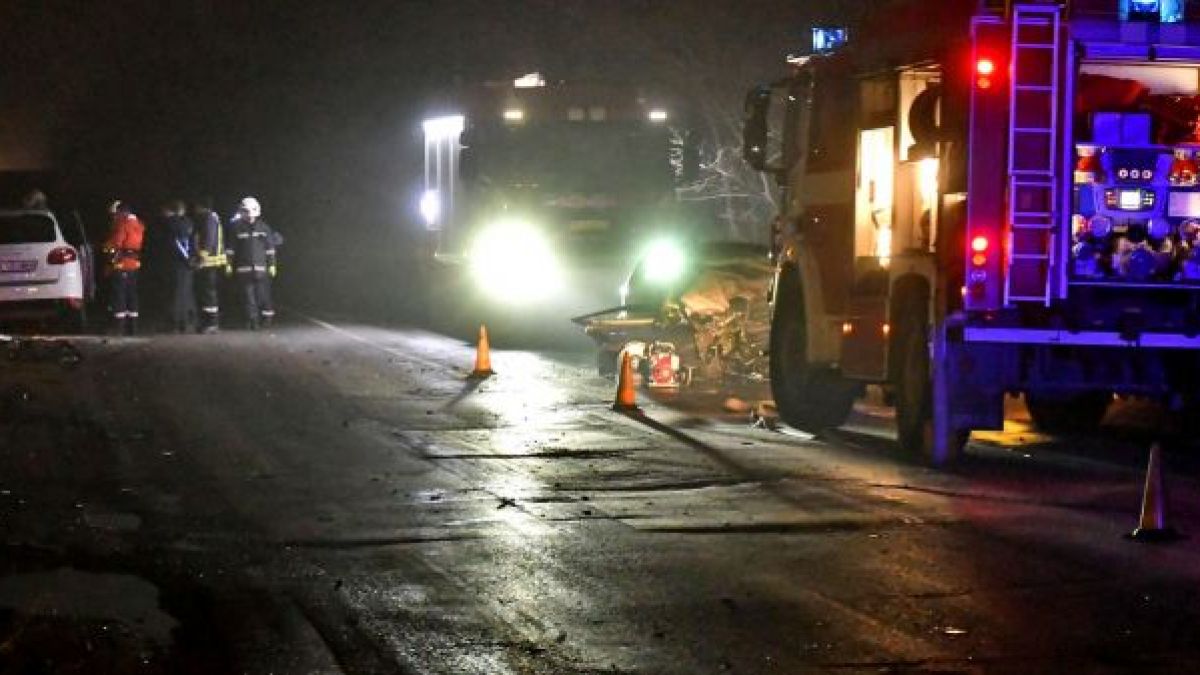 Извънредно в БЛИЦ! Меле на ключово столично кръстовище, хора лежат на пътя, пожарникари режат ламарини 