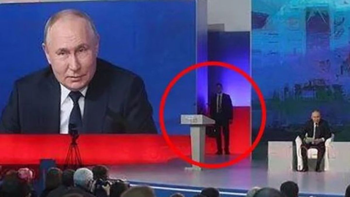 Нервен бодигард пази Путин със специално куфарче на събитие в Москва ВИДЕО 