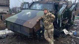 Украинска бронирана машина Dingo 2 беше атакувана от неизвестен боеприпас