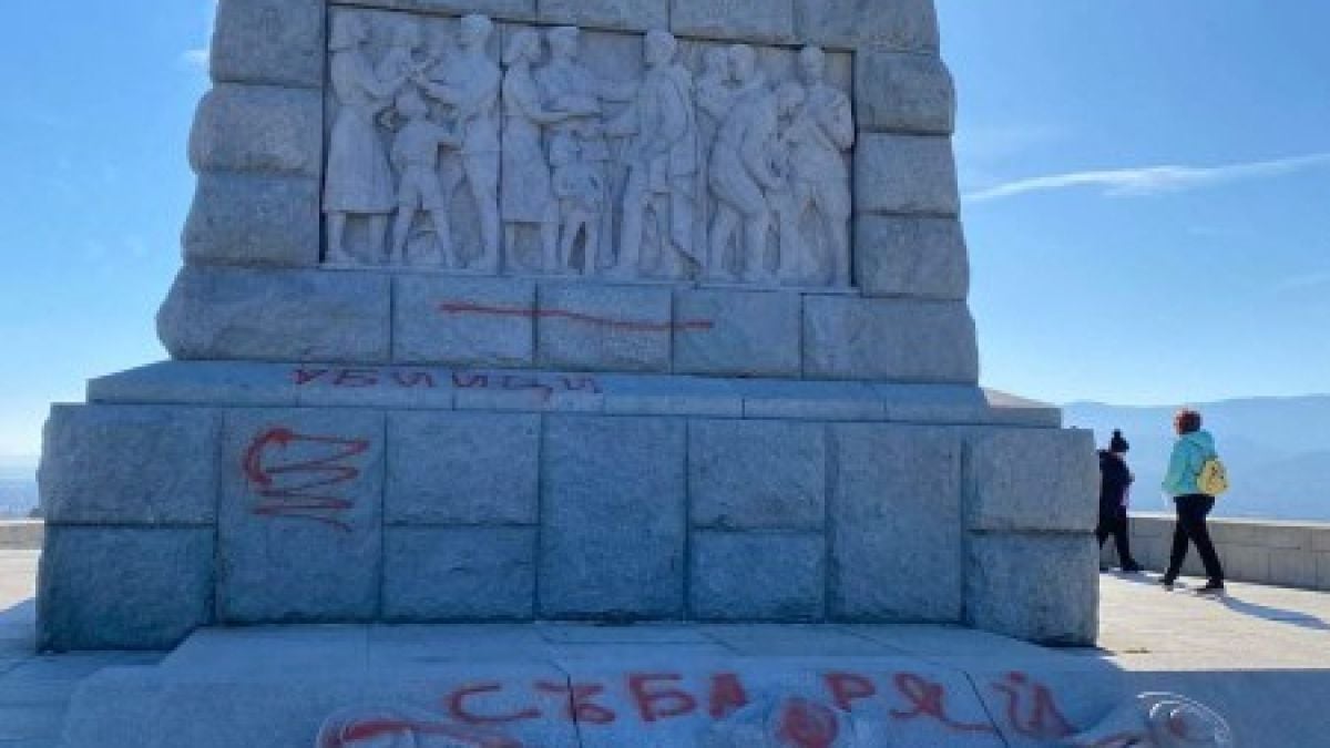 Грозно: Ето в какъв вид осъмна паметника на Альоша в Пловдив