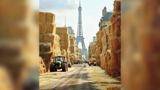 Народът се побърка заради невиждани протестни кули от слама до Айфеловата кула СНИМКИ