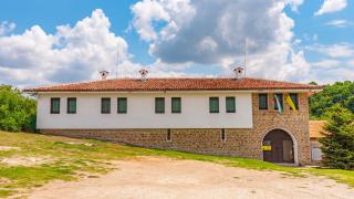  Държим най-стария действащ манастир в Европа, основан е от...