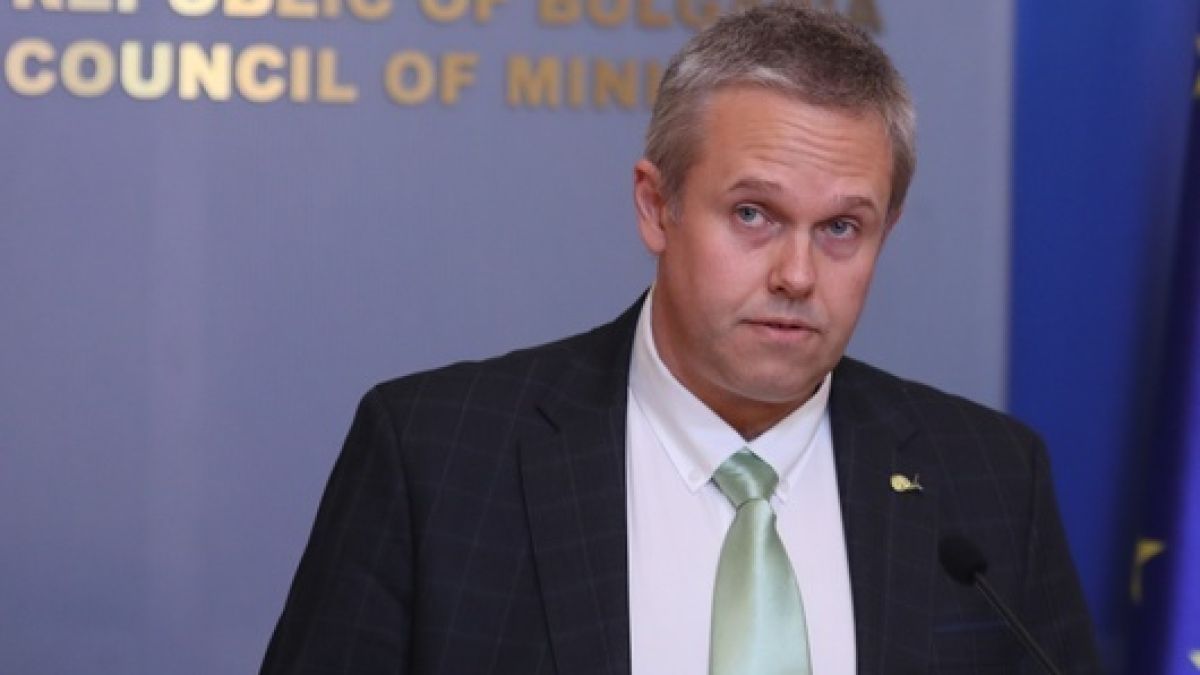 Министър Йоловски разкри още колко време ще ходи с лична охрана 