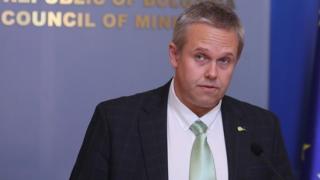 Министър Йоловски разкри още колко време ще ходи с лична охрана 