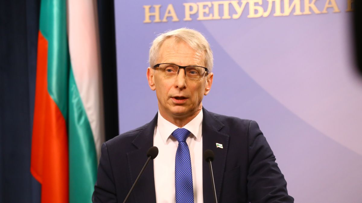 Денков се оплете яко: Уж изпуска САЩ заради фермерите, а отива в Нидерландия