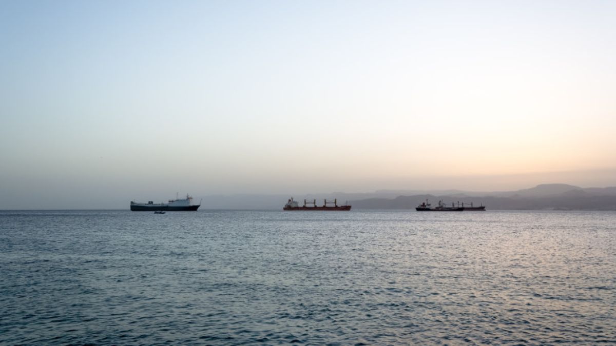 Снаряд удари британски товарен кораб в Червено море