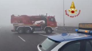 Тежка катастрофа с 20 коли в Италия, съпрузи загинаха заклещени ВИДЕО