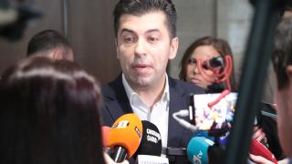 Думи на Кирил Петков взривиха парламента, депутати го хокат, други подвикват на крака