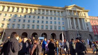 Огън, жупел и фекалии пред МС! Полицаи наскачаха и светкавично... СНИМКИ 18+