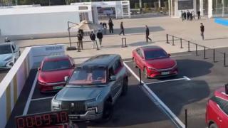 Зрелищни ВИДЕА: Автомобил показа удивително успоредно паркиране