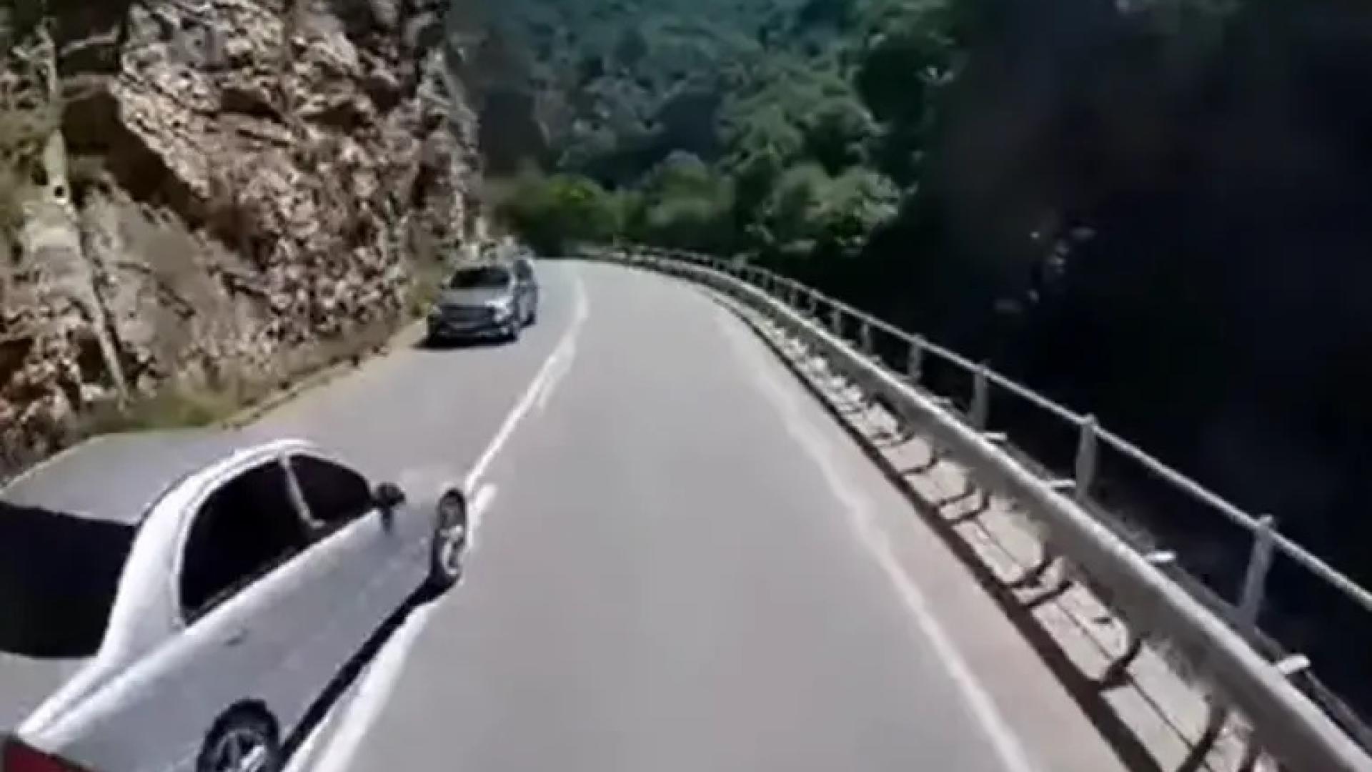 Господ му е навигатор: Камикадзе с ужасяваща маневра на пътя Велинград-Варвара ВИДЕО