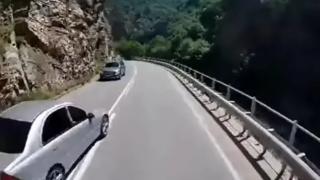 Господ му е навигатор: Камикадзе с ужасяваща маневра на пътя Велинград-Варвара ВИДЕО
