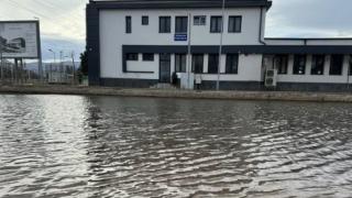 Софийска гара е под вода, пътниците трябва да "прелитат" ВИДЕО