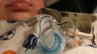 Необичайно: Мъж отмъкна бибероните на бебета, ето каква е причината СНИМКИ