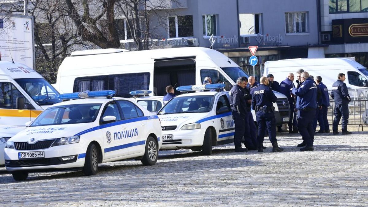 Пред столичен мол гъмжи от линейки и полиция, тече евакуация 