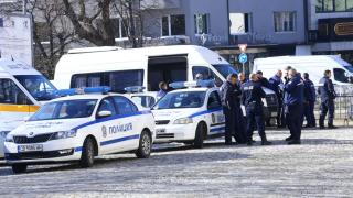 Пред столичен мол гъмжи от линейки и полиция, тече евакуация 