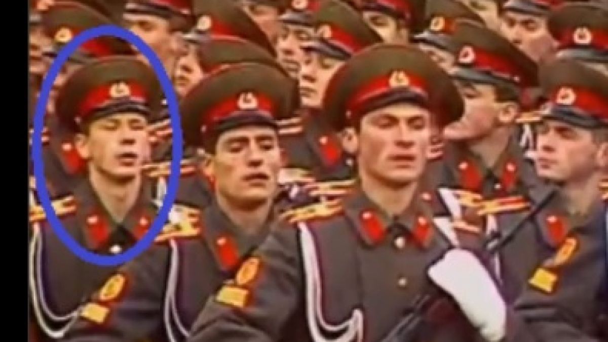 Новият командващ на ВСУ забелязан на Парада на победата в Москва ВИДЕО 