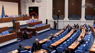 Радостин Василев излезе сух от боя с юмруци в парламента 