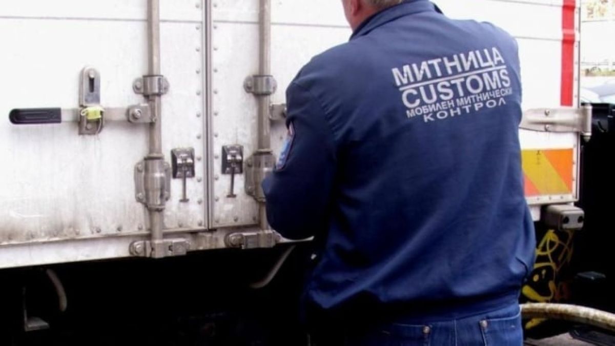 Русенски митничари отвориха консерви за животни и онемяха
