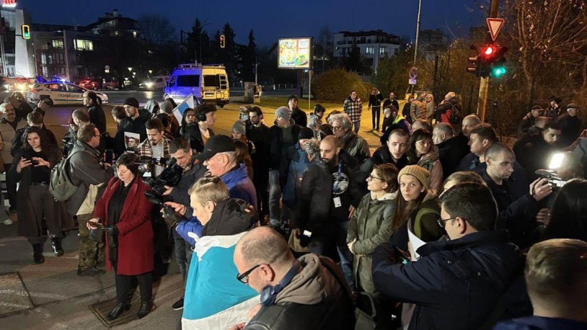 Гъмжи от полиция пред руското посолство, гневни граждани излязоха на протест СНИМКИ