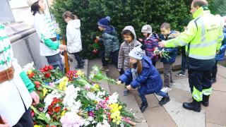 Фоторепортаж в БЛИЦ: Най-малките - най-ранобудни пред Левски, полиция и гвардейци ги пазят 