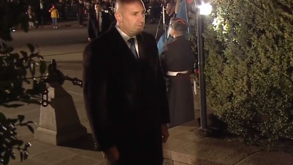Президентът с мощен удар по сглобката пред паметника на Левски