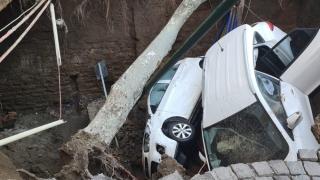 Огромна пропаст зейна в елитен квартал и погълна 2 коли ВИДЕО 