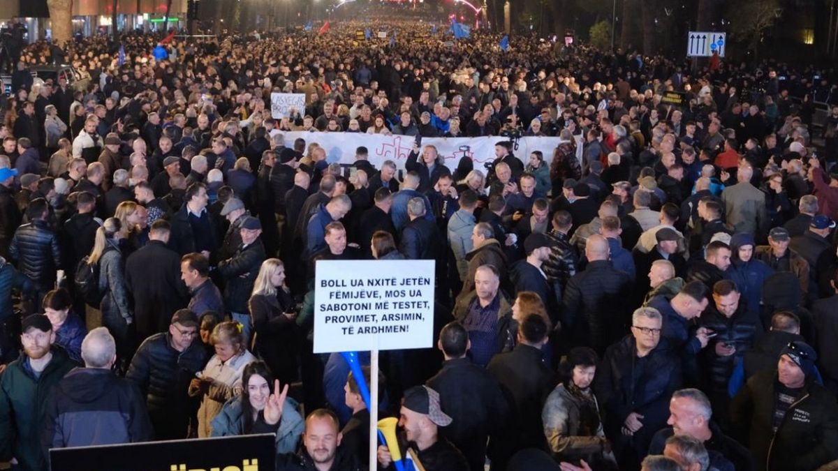 В Албания става страшно, Тирана потъна в хаос насред протести 