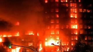 Голям пожар избухна във висока жилищна сграда в Испания ВИДЕО