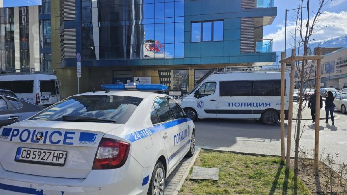 Горещи подробности за акцията в офиси, свързани с Алексей Петров СНИМКИ