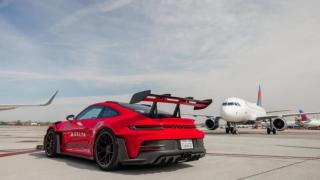 Вижте къде закъснелите пътници се превозват до самолета с бързо Porsche ВИДЕО