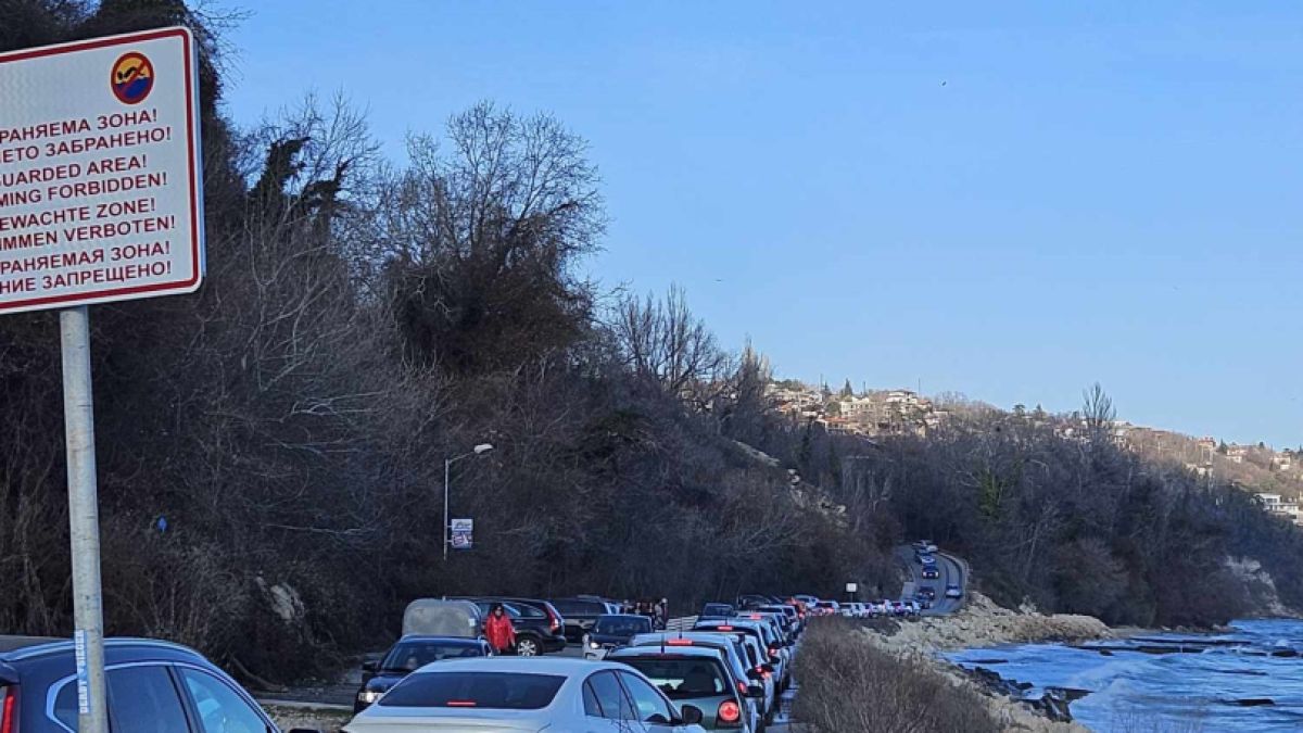 Десетки автомобили блокираха любимо място на варненци, ето защо СНИМКИ 