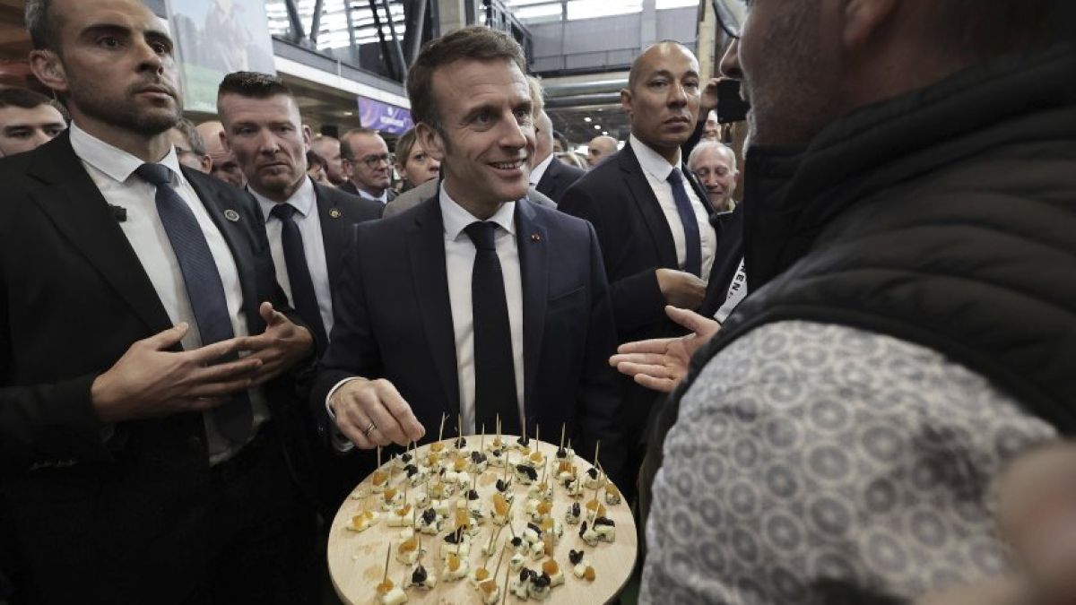 Макрон отиде на селскостопански панаир в Париж и съжали жестоко, не очакваше това СНИМКИ