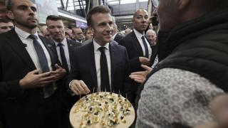 Макрон отиде на селскостопански панаир в Париж и съжали жестоко, не очакваше това СНИМКИ