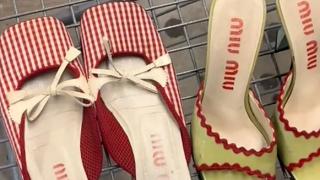 Момиче погледна в кофата на магазин за втора употреба и ето каква луксозна находка намери ВИДЕО