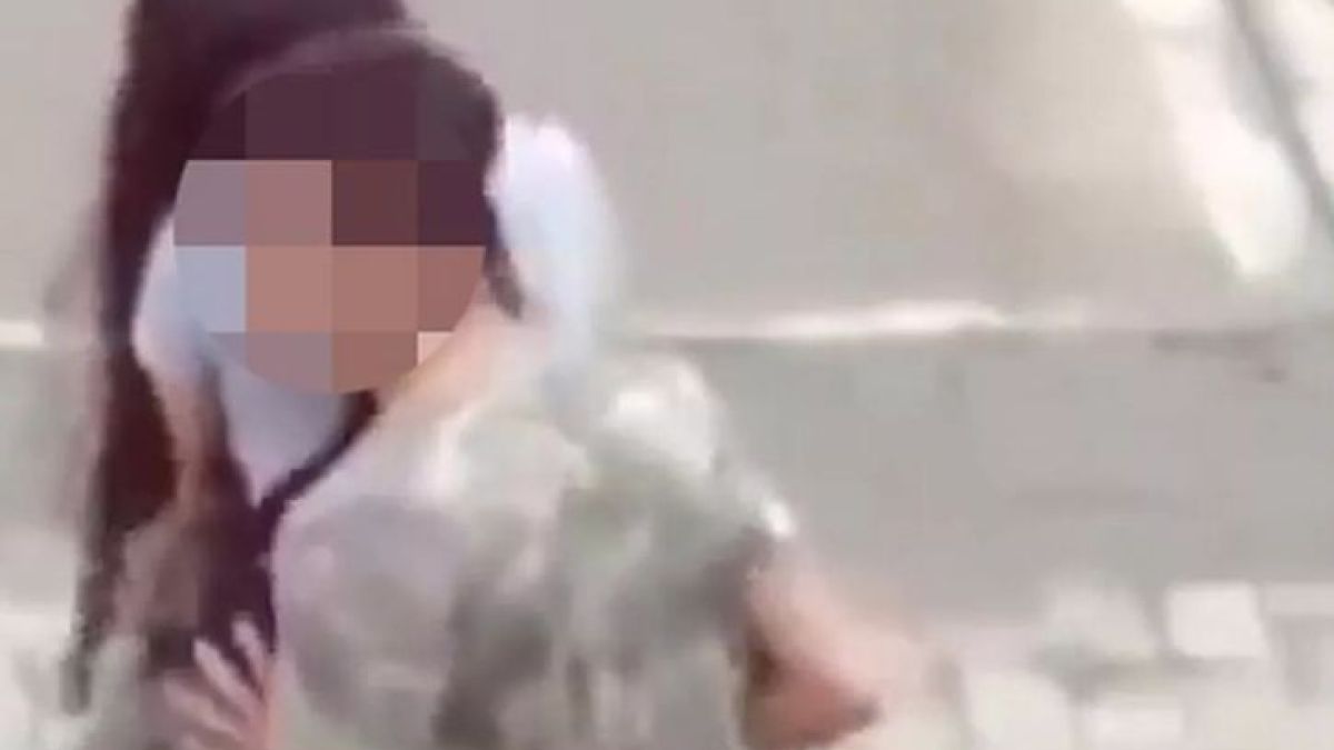 Двойка не се посвени, отдаде се на разюздан секс в парка пред очите на минувачите СНИМКА 18+