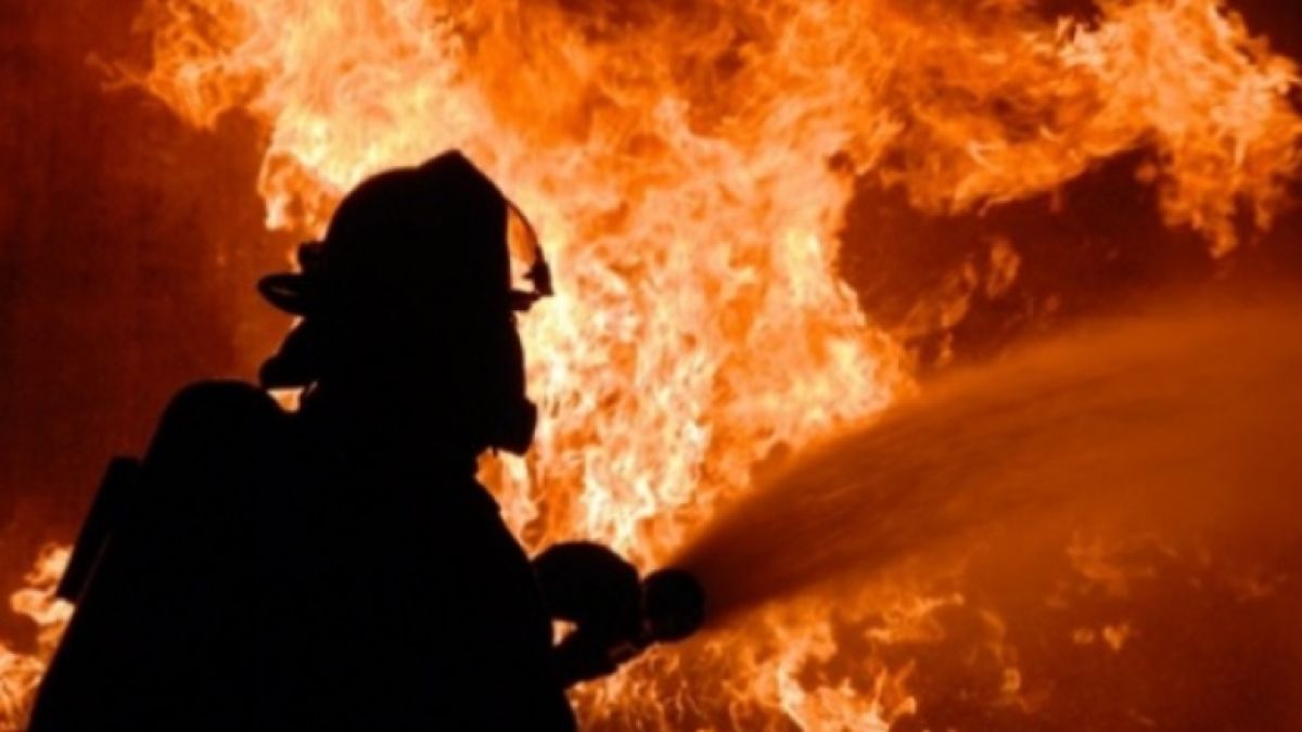 Сигнал до БЛИЦ: Кола се запали на булевард в София, а шофьорът...