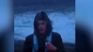Не е истина какво му се случи на тв водещ по време на репортаж за силна буря ВИДЕО