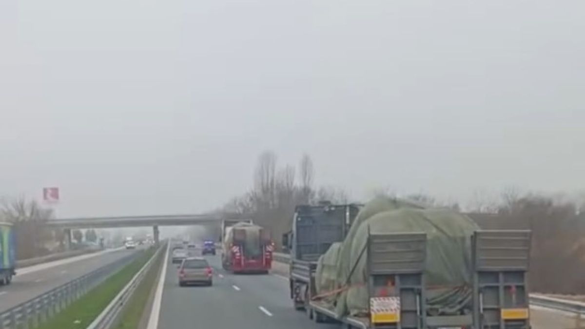 Шофьорите по АМ "Тракия" ококориха очи заради военна техника на KFOR СНИМКА