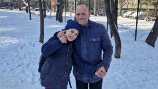 Д-р Милен Врабевски помага на македонско дете с аутизъм