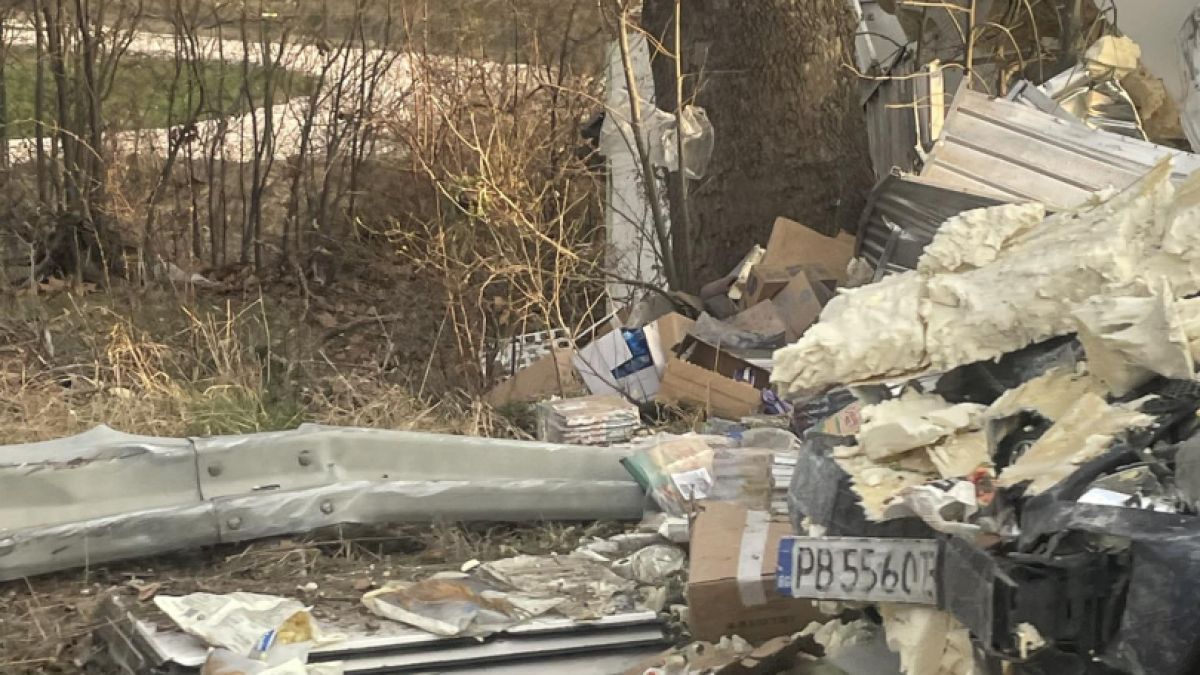 Ад на път в Пловдивко, човек лежи на шосето, а край него... СНИМКИ 