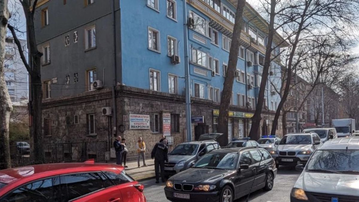 Извънредна ситуация в Пловдив! Полицаи обградиха кола и... СНИМКИ